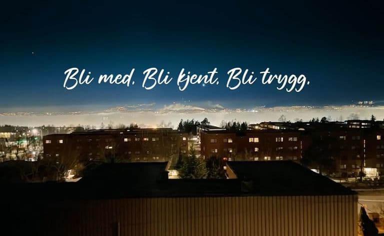 Blokkene på Haugerud om natten med teksten «Bli med. Bli kjent. Bli trygg.»