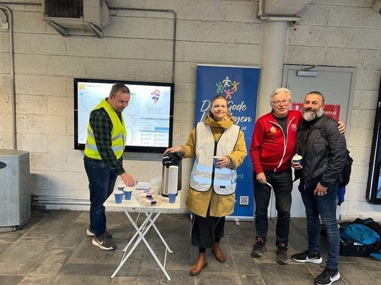 Frivillige deler ut kaffe på T-banestasjonen