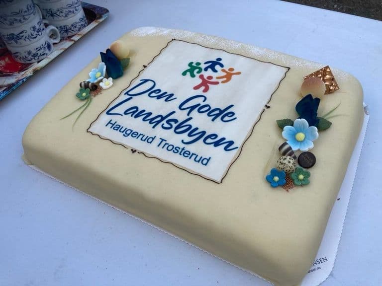 Marsipankake med Den Gode Landsbyen-logoen