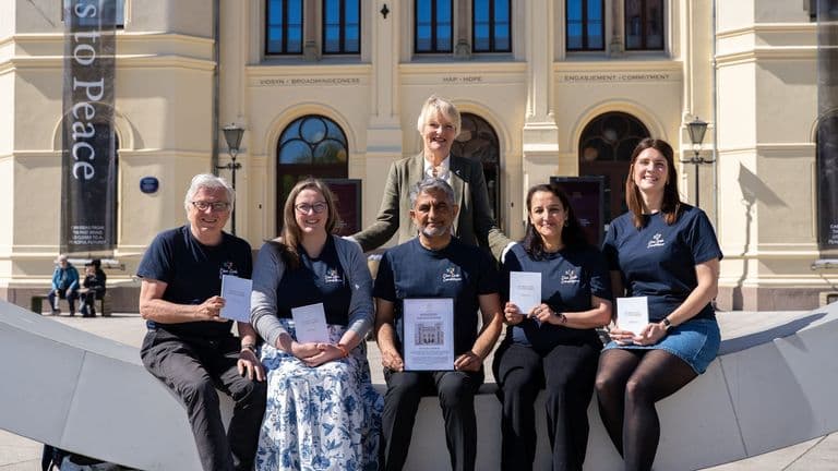 Representanter for Den Gode Landsbyen med diplomer foran Nobels Fredssenter