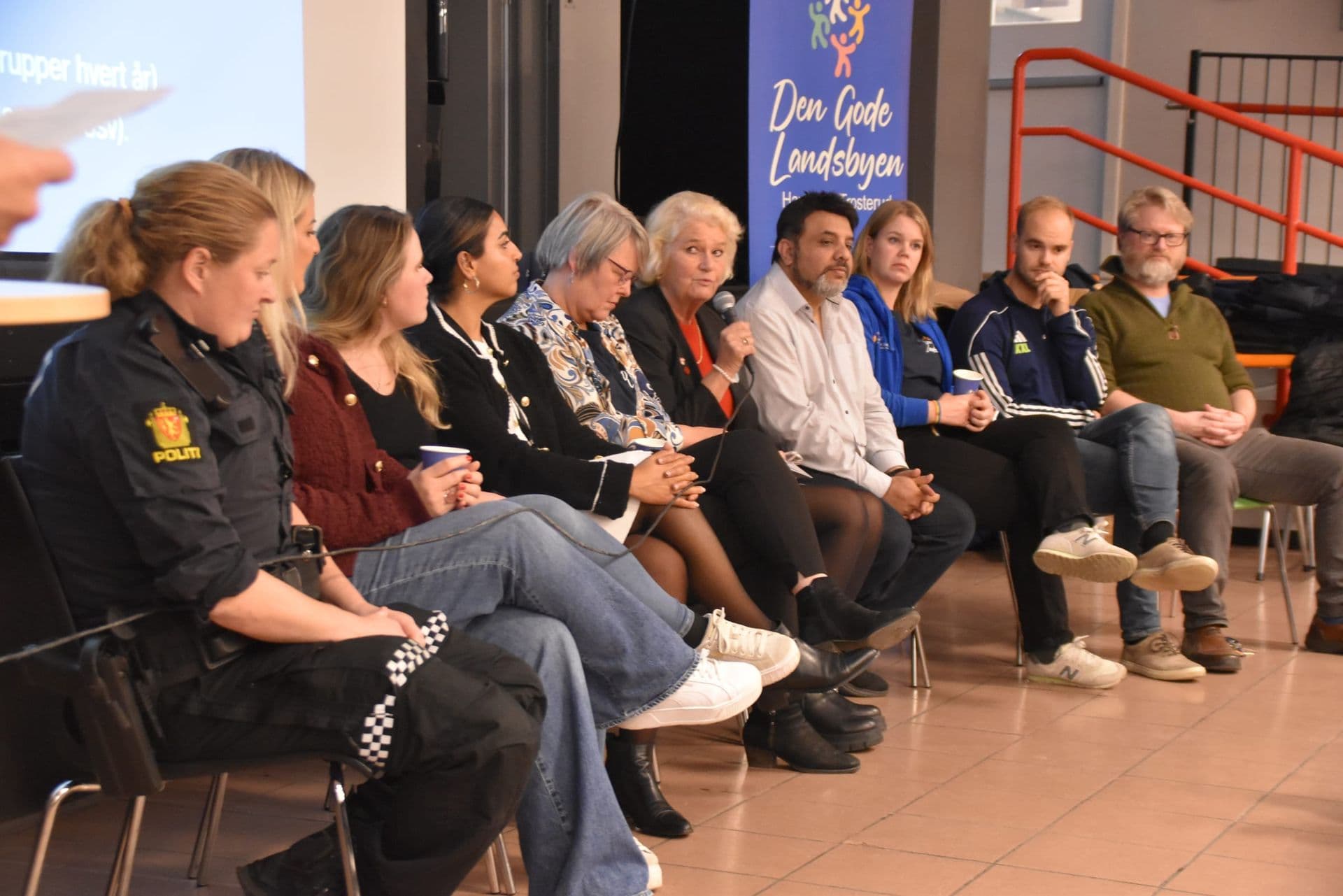Panel med representanter for politi, skole, bydel og frivillige