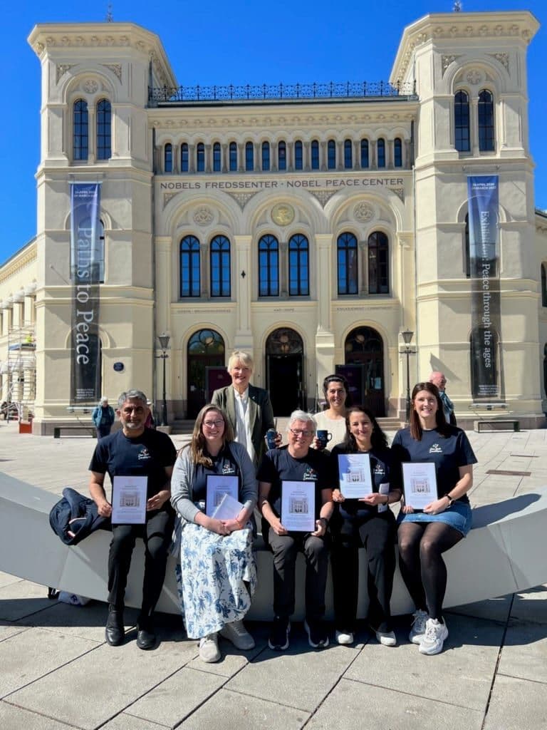 Gruppebilde på plassen foran Nobels Fredssenter